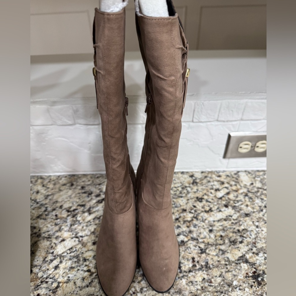 NWT JCPenney Brown Suede Knee High Heeled Boots with Tassel Size 6.5 - Picture 4 of 6